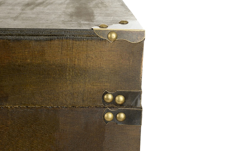 Image 9: Vintage-Style Box