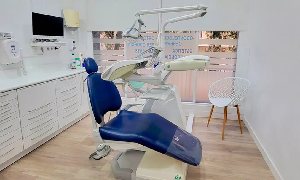 Cuidado dental integral y blanqueamiento LED para una sonrisa radiante