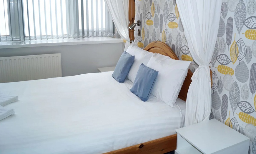 Image 2: Blackpool: 1 Night stay with Breakfast, Dinner & Pool Access