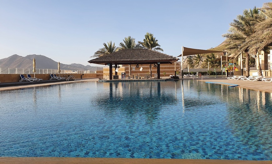 Image 4: Pool and Beach Access with F&B Credit Up to AED 200