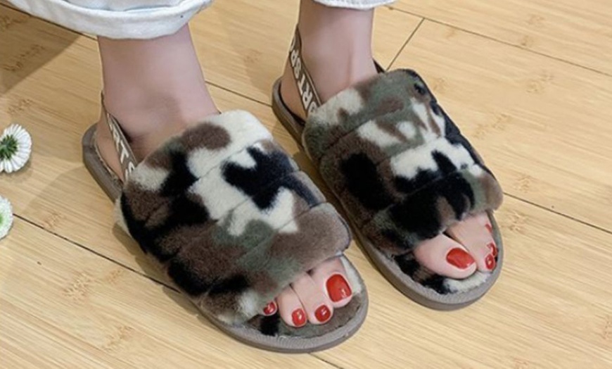 Image 6: Women's Camo Slippers