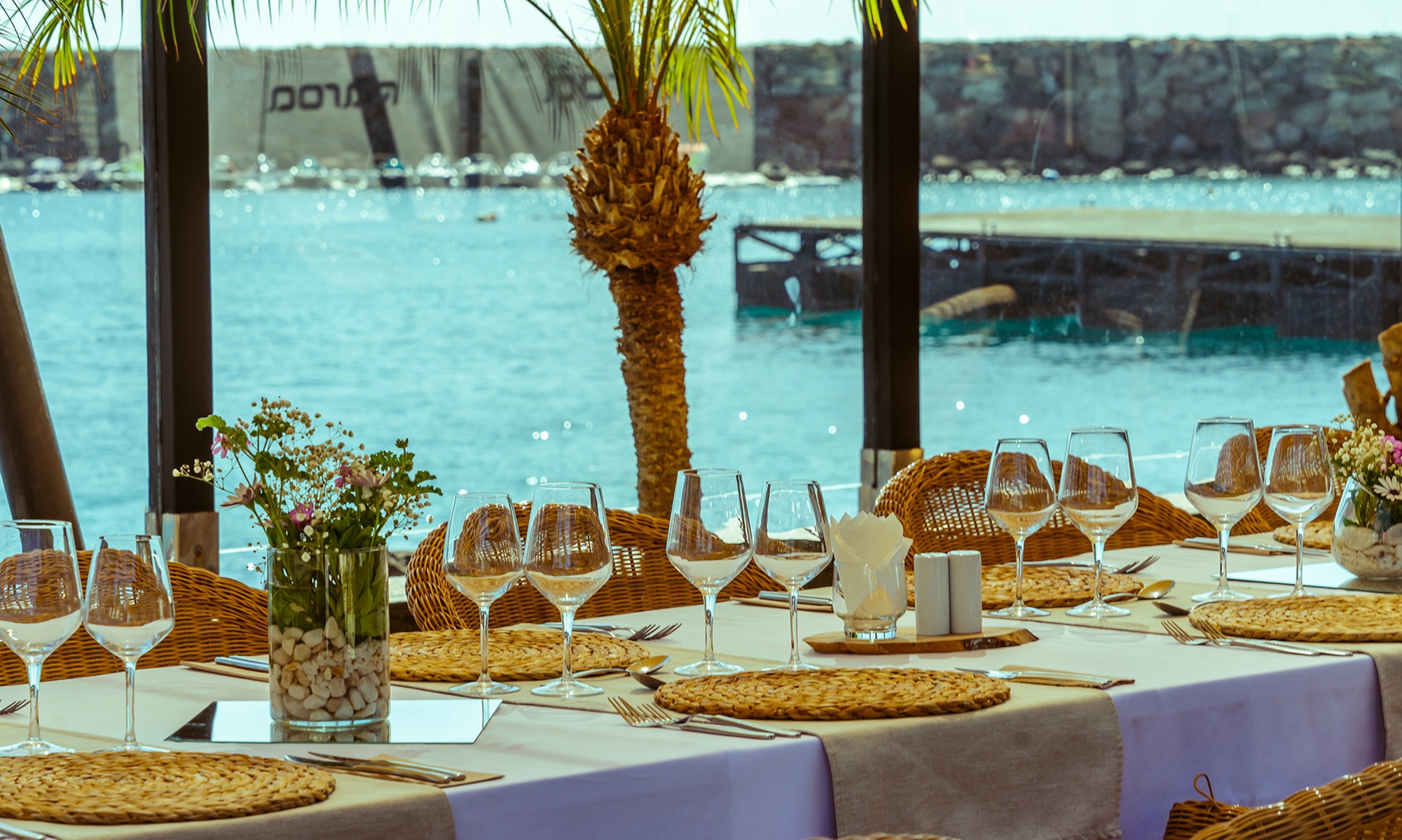 La isla bonita: day pass para 2 personas con cóctel y comida en Maroa