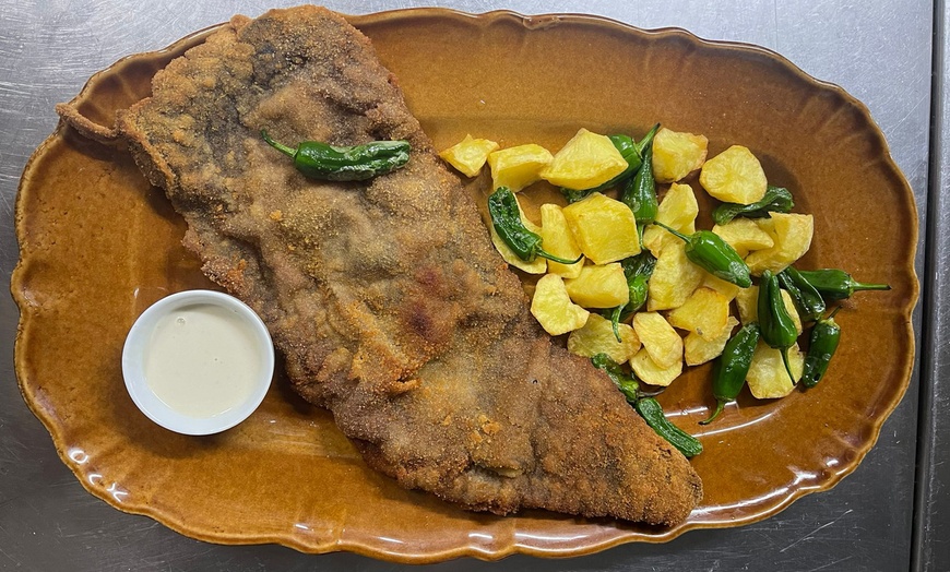 Image 2: ¡El menú de cachopón que te hará salivar en Albita Restaurante!