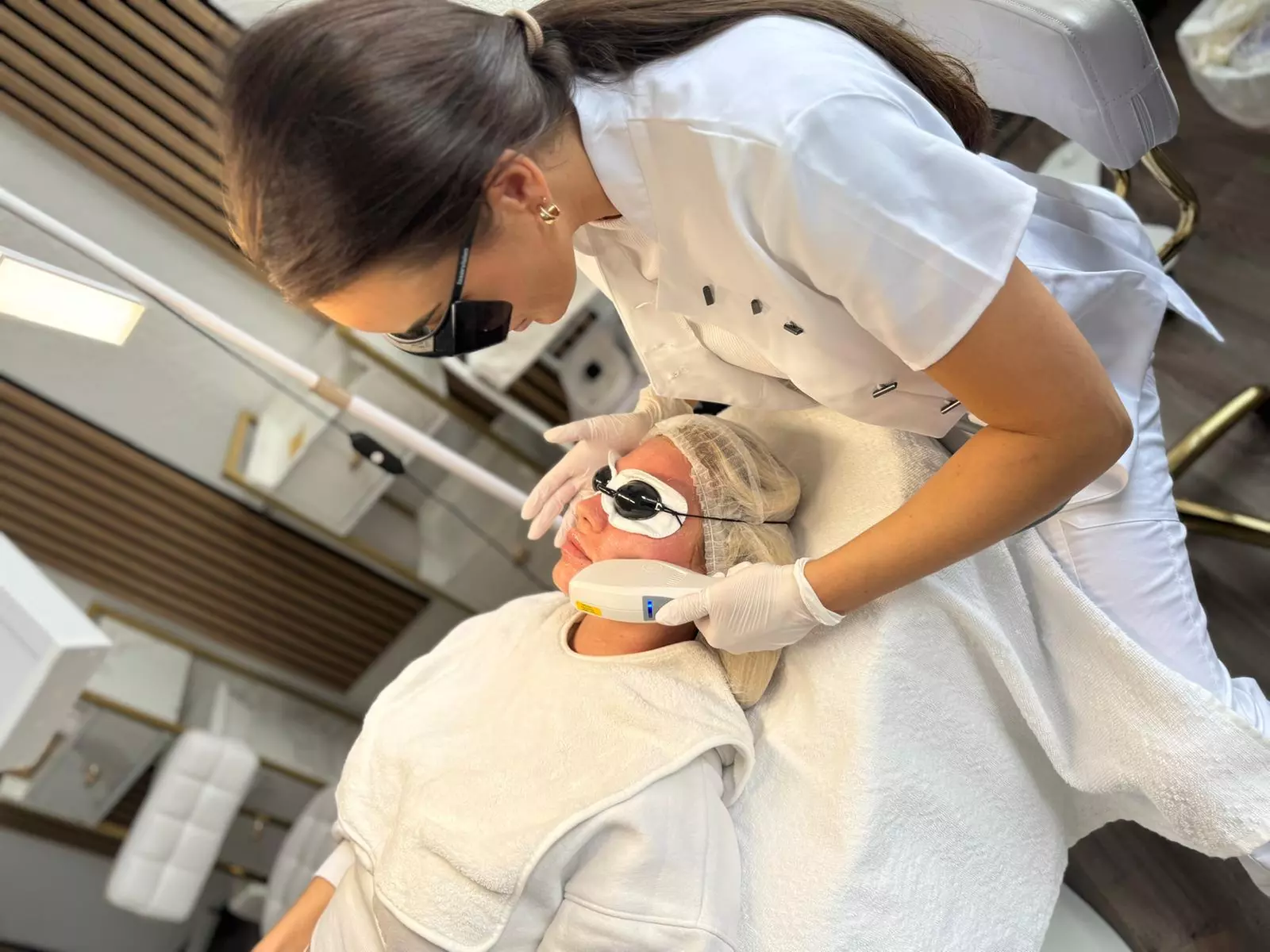 30 - 60 Min. verjüngende Gesichtsbehandlung mit IPL & AHA-Peeling