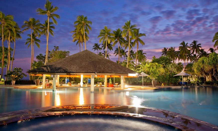 Image 1: ✈ Fiji: 5 Nights 4*Getaway with Buffet Breakfast, Lunch & Dinner