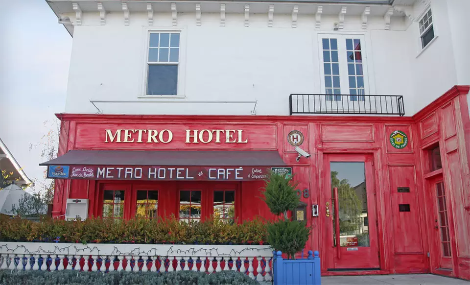 Two- or Three-Night Stay with a Bottle of Wine and a Vineyard Tour at Metro Hotel & Cafe in Petaluma, CA - Primary Image
