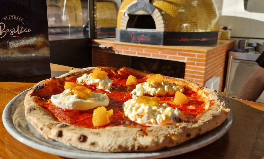 Image 1: Menú pizza para 2 o 4 personas en el Basilico Restaurant Pizzería