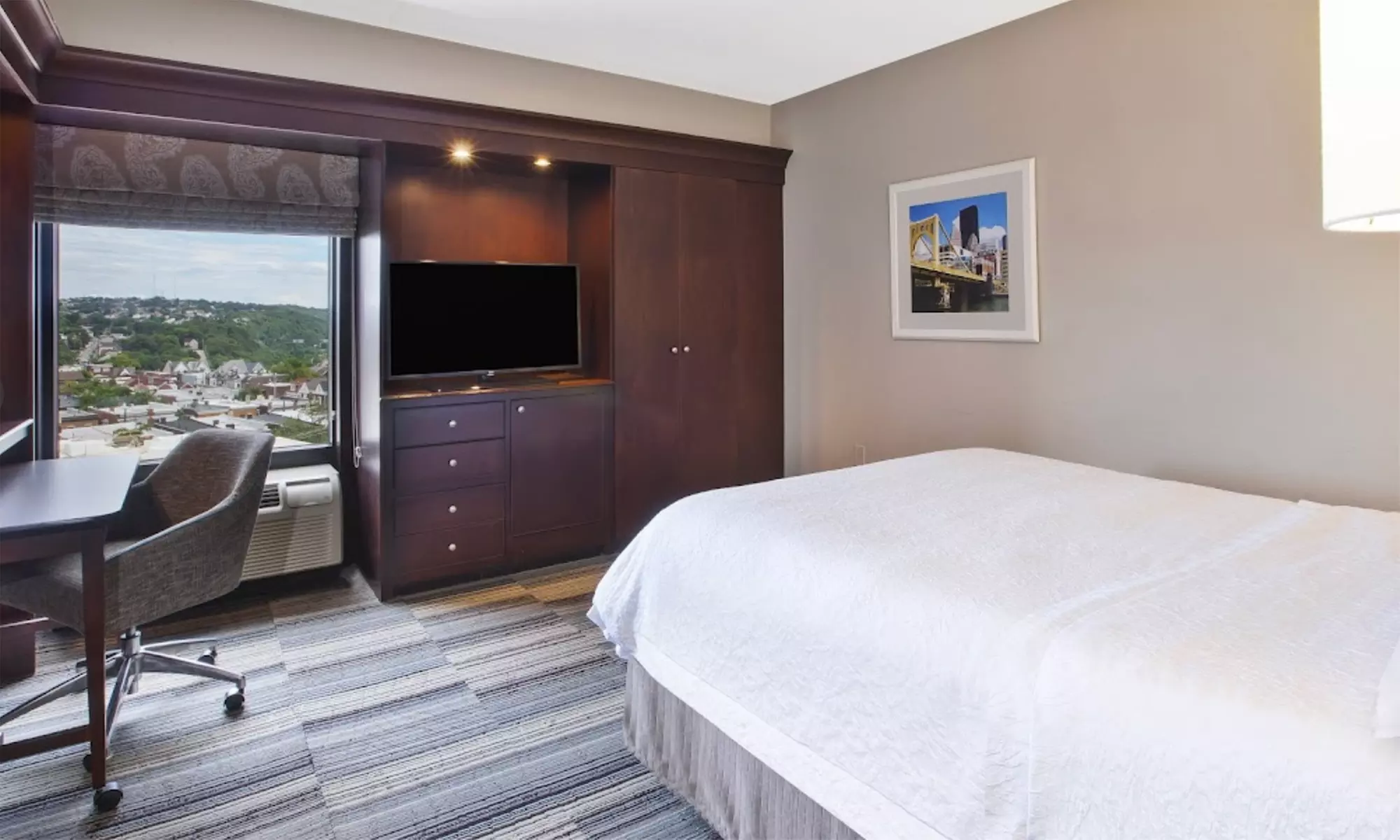 Member Pricing: Pittsburgh Hotel near Monongahela River
