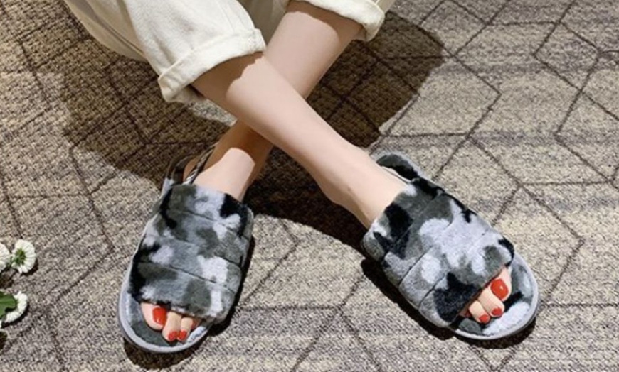 Image 7: Women's Camo Slippers