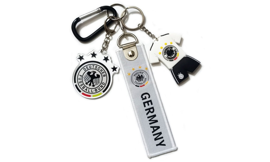 Image 6: World Cup 2022 Keychains with Coloured Badge Logos