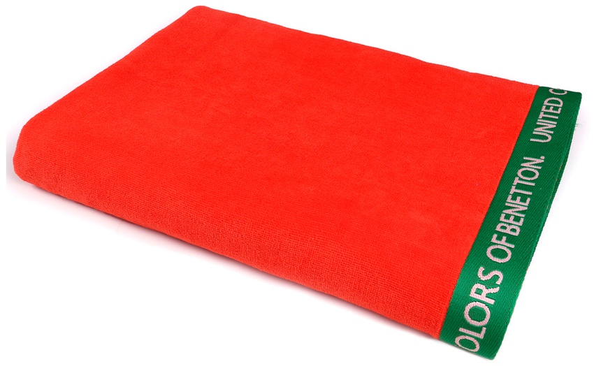 Image 5: Toalla de playa Benetton