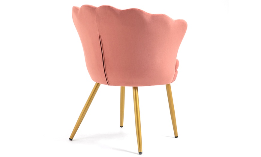 Image 19: Fauteuil "Maddina" effet velours en forme de coquille