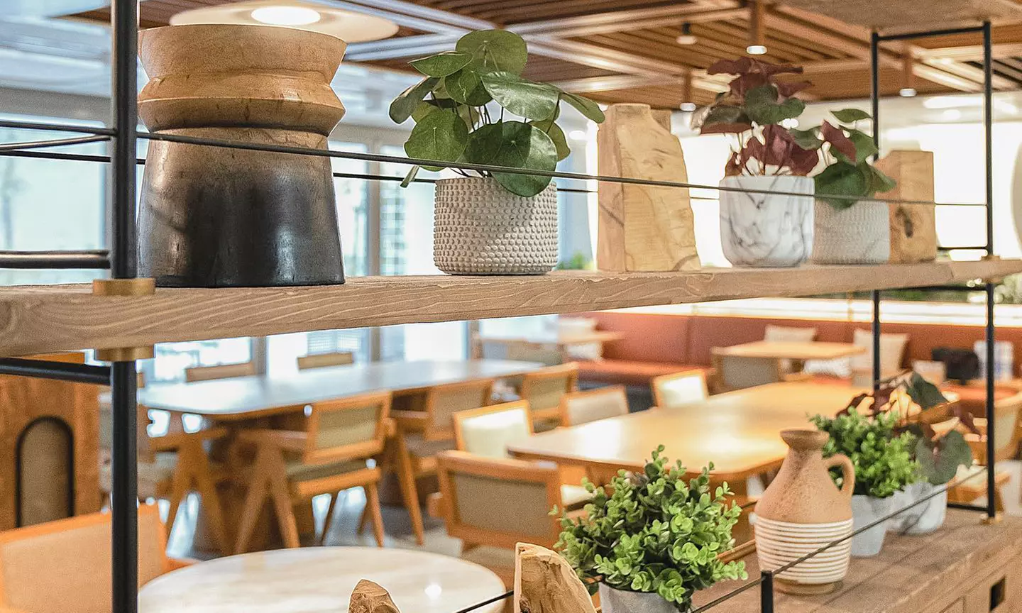 AED 100 Towards Food and Drinks