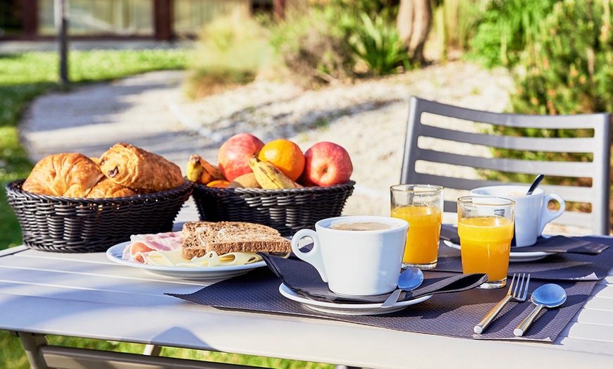 Image 14: Normandie : chambre double pour 2 avec petit-déjeuner et dîner