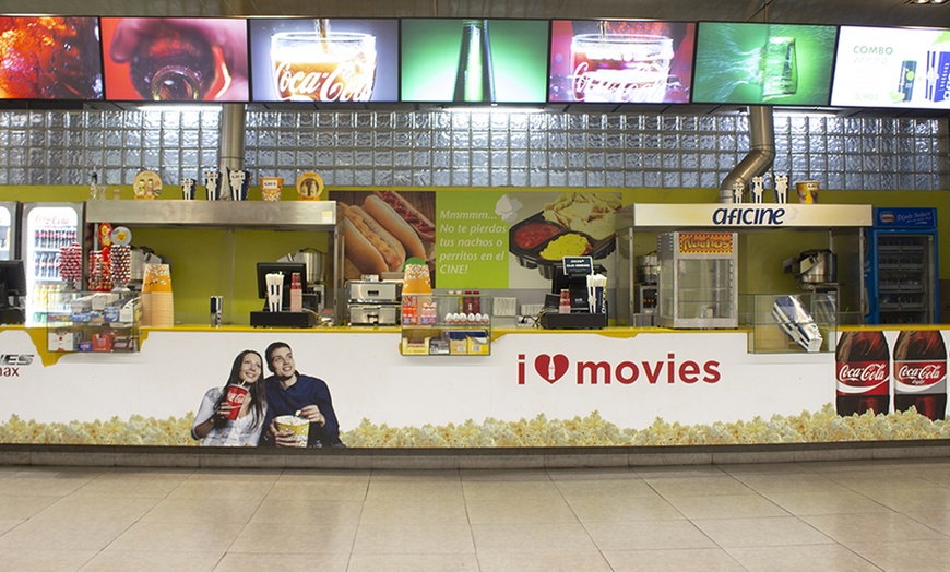 Image 4: Entrada de cine con palomitas pequeñas