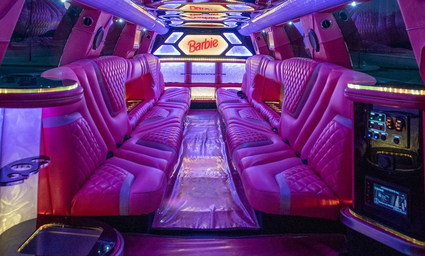 Image 3: Enjoy a 1, or 2 Hour Luxury Limo Ride with Chauffeur in Dubai!