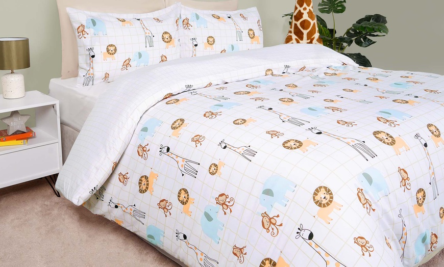 Image 3: Home Safari-Themed Reversible Duvet Set