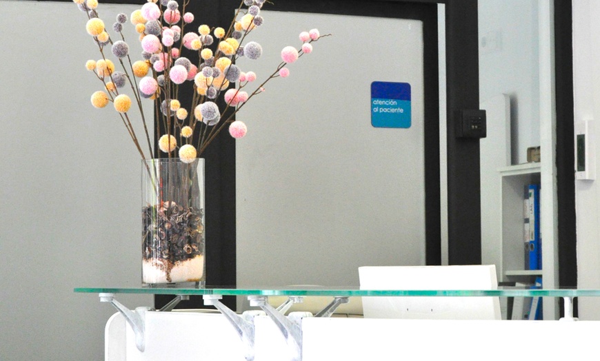 Image 4: Vial infiltrado de 1 o 2 ml de relleno dérmico facial en zona a elegir