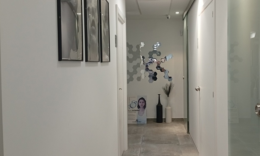 Image 8: Microneedling con vitaminas en rostro, cuello y escote para 1 persona