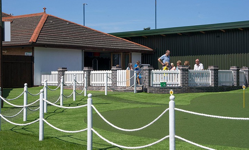 Image 2: Family Golf with Refreshments