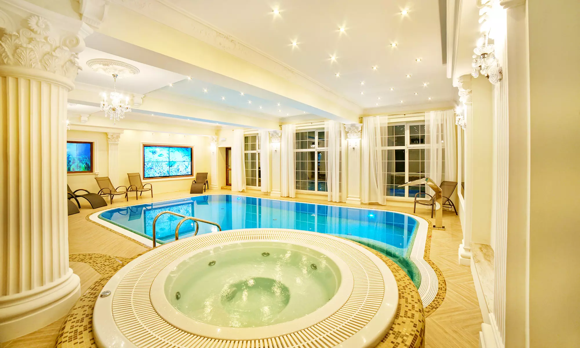 Mazury: 1-7 nocy dla 2 osób ze śniadaniami, basenem i więcej w Hotelu Solar Palace 4* - Primary Image