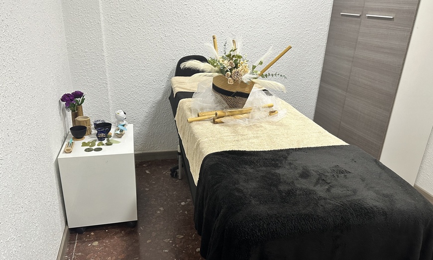 Image 6: Ritual de masaje con piedras volcánicas o caña de bambú y aromaterapia