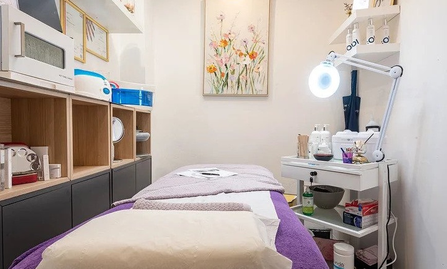 Image 5: Mayfair Express or Deluxe Deep Cleanse Facial at Ma beauté