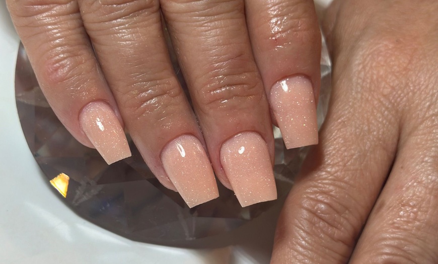 Image 2: Manicura, pedicura, manipedicura o uñas de gel o acrílico para 1