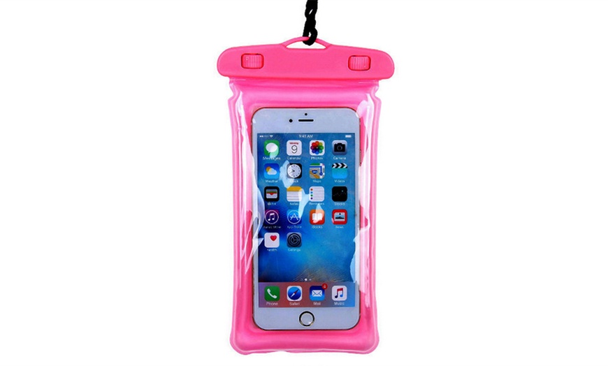 Image 8: Waterproof Smartphone Pouch