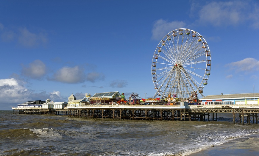 Image 2: Stay with Breakfast in Blackpool