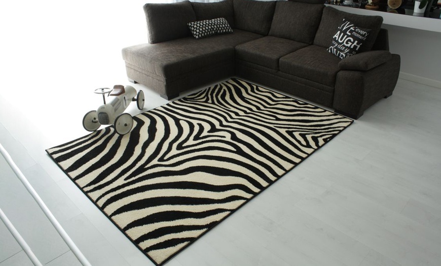 Image 1: Tapijt met zebra-motief