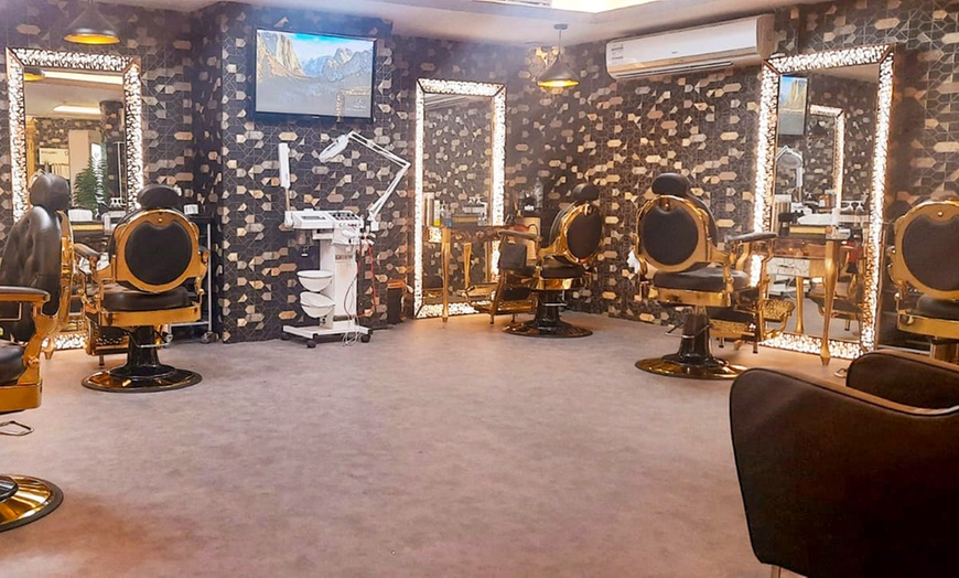 Image 2: Luxury Gents Haircuts & Grooming Pack with Shave, Facial & Mani-Pedi