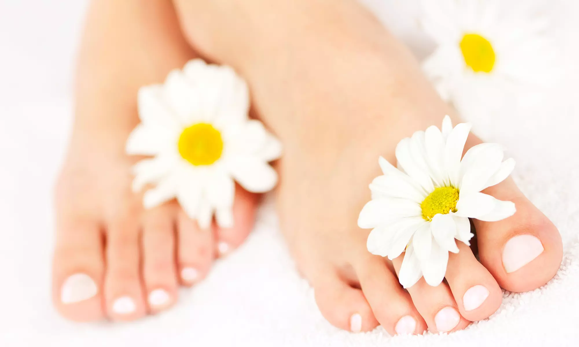 Deluxe-Pediküre: Fußbad, Peeling, Nägel formen & Massage, opt. + Lack