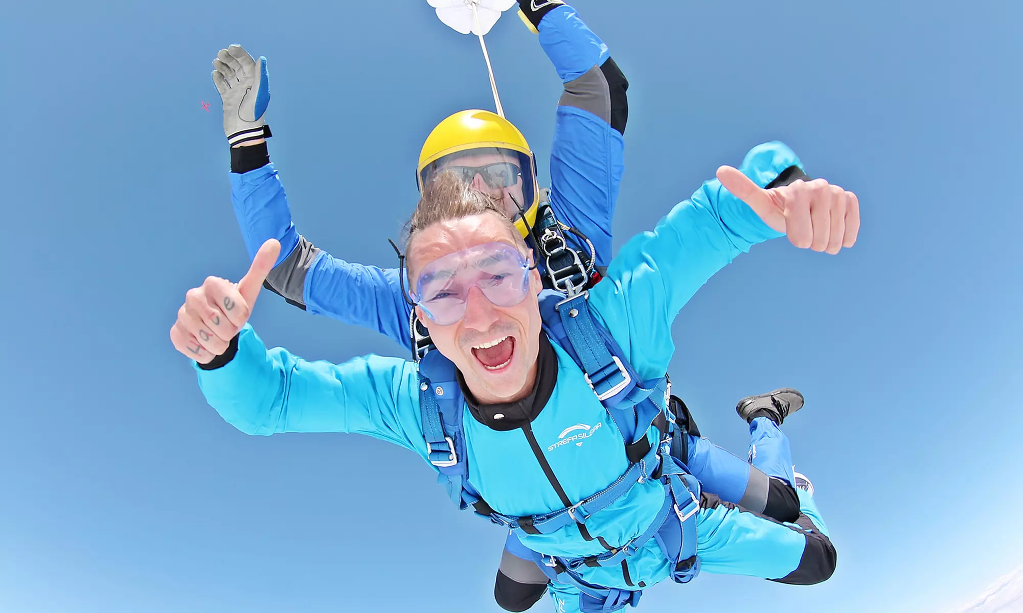 Przeżyj ekscytującą przygodę: Tandemowy skok ze spadochronem z 4000 m