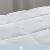 Image 3: Surmatelas spécial été 100% microfibre tissu Ice Cool rafraîchissant