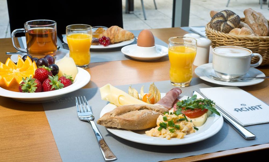 Image 1: Schlemmern und genießen: Frühstücksbuffet inkl. einem Glas Sekt