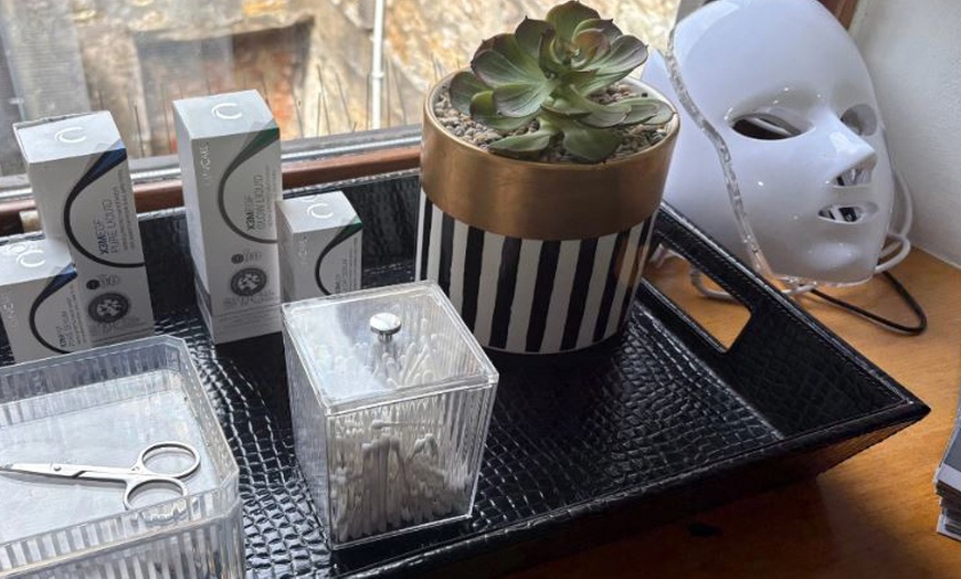 Image 3: Refresh: Choice of Deluxe, Dragon's Blood/LED or Dermaplaning Facial