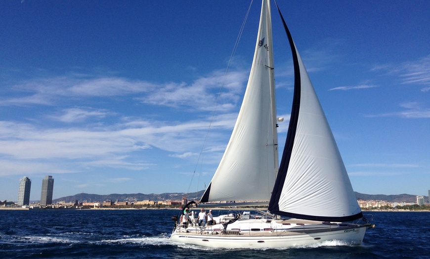 Image 1: Paseo en barco de 2 a 9 personas