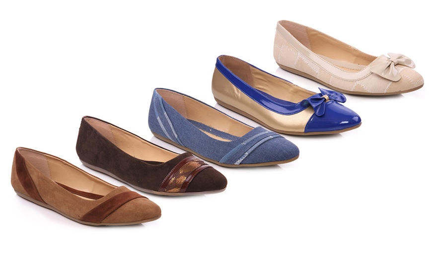 Image 1: Ladies' Flat Pumps 