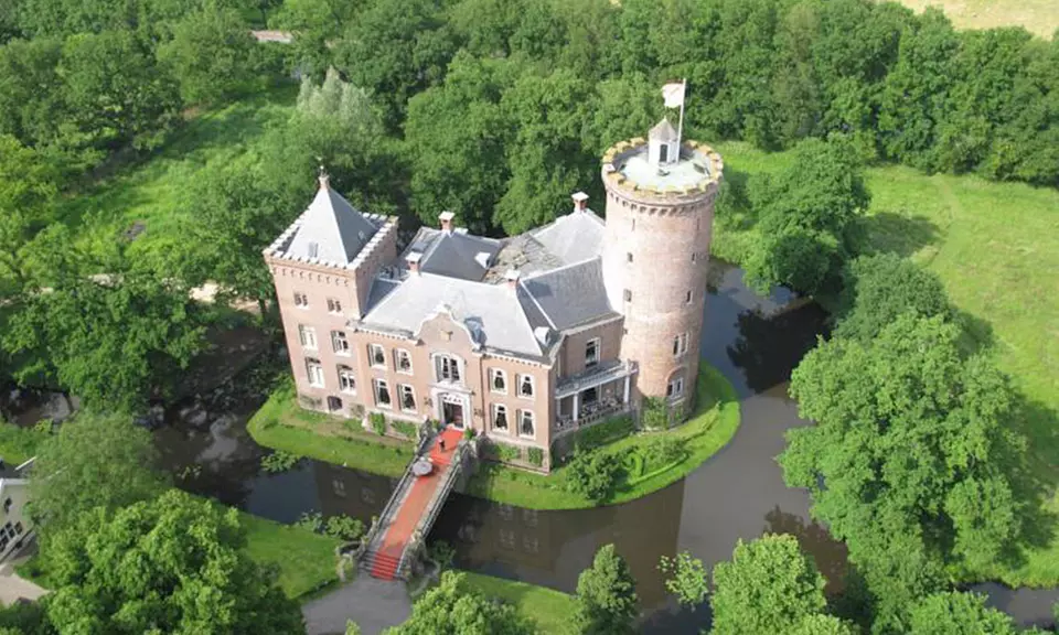 Utrechtse heuvelrug: 1 of 2 nachten op Kasteel Sterkenburg met ontbijt en naar keuze een romantisch pakket voor twee - Primary Image