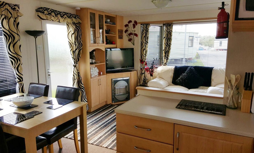 Image 2: Blackpool Luxury Caravan Stay