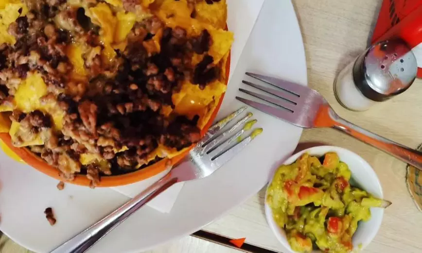 Menú mexicano con entrantes, principales, postre y bebidas