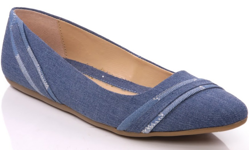 Image 8: Ladies' Flat Pumps 