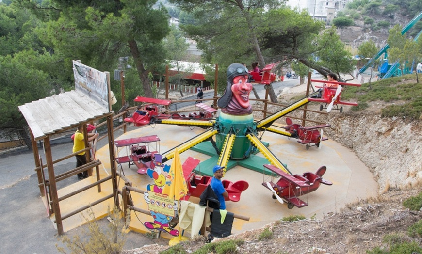 Image 7: Entrée au Magic Park Land en famille