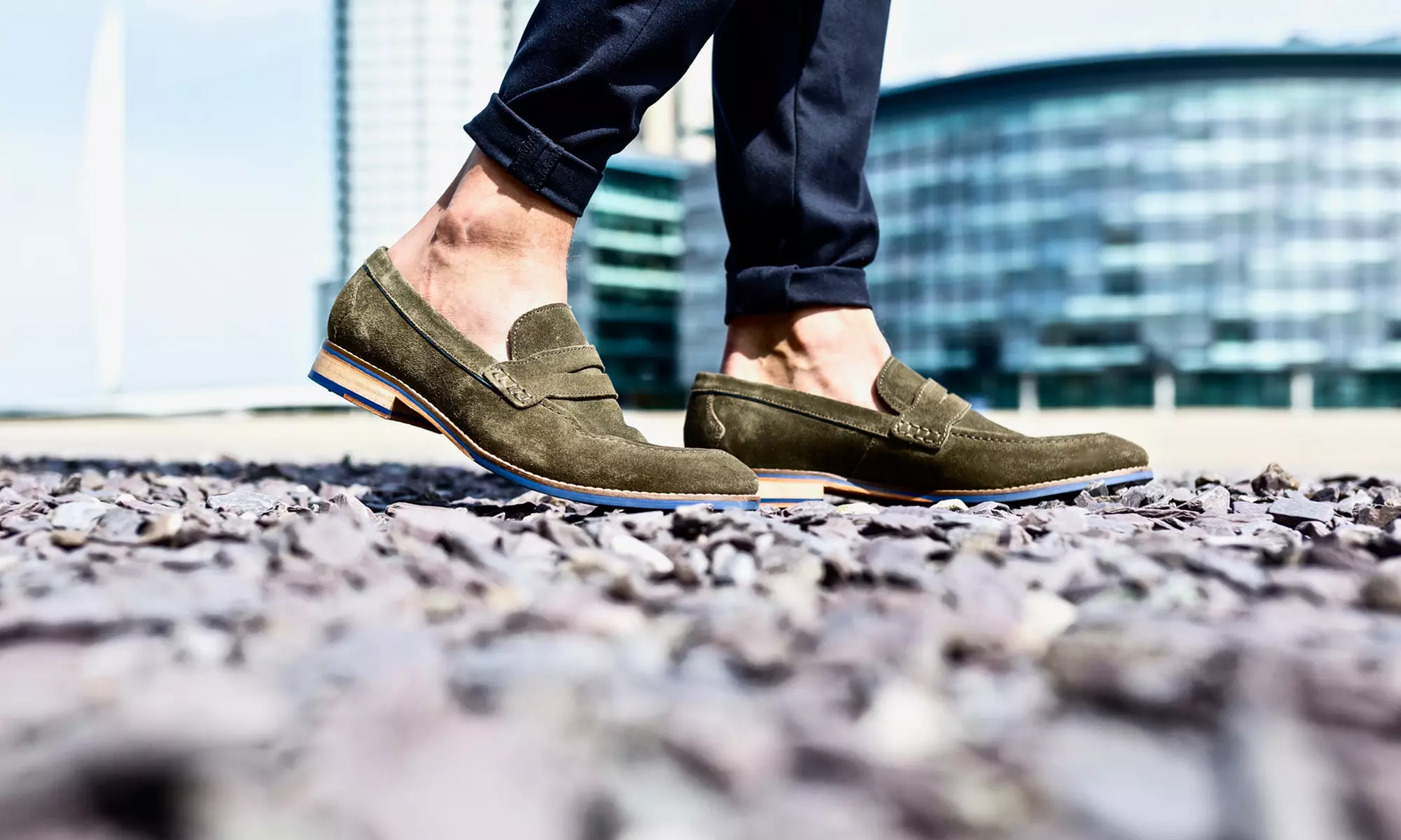 Handgemachte Suede-Loafer in Tan oder Grau - Primary Image