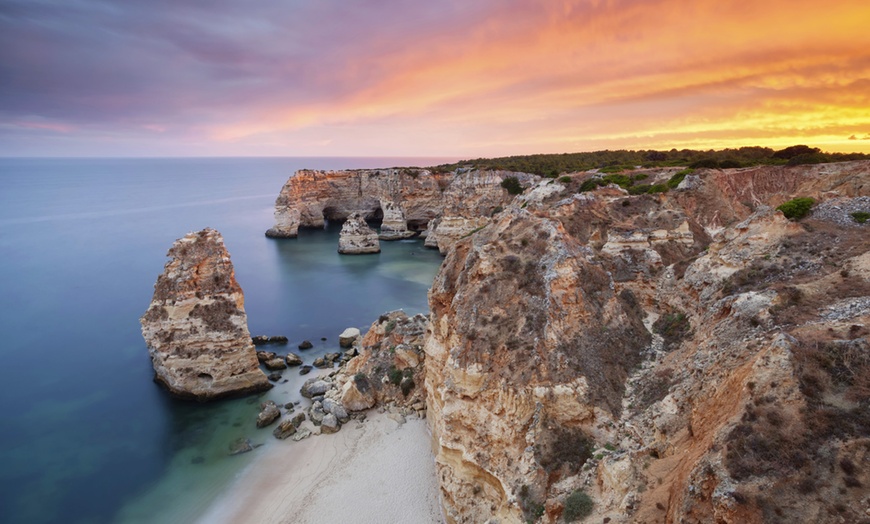 Image 1: ✈Albufeira: 4 nuitées 4*, demi-pension et vols A/R au départ de France