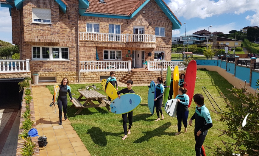 Image 3: Gijón: hasta 7 noches con clases de surf