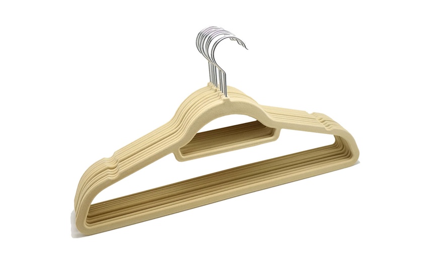 Image 2: Velvet Non-Slip Flocked Hangers