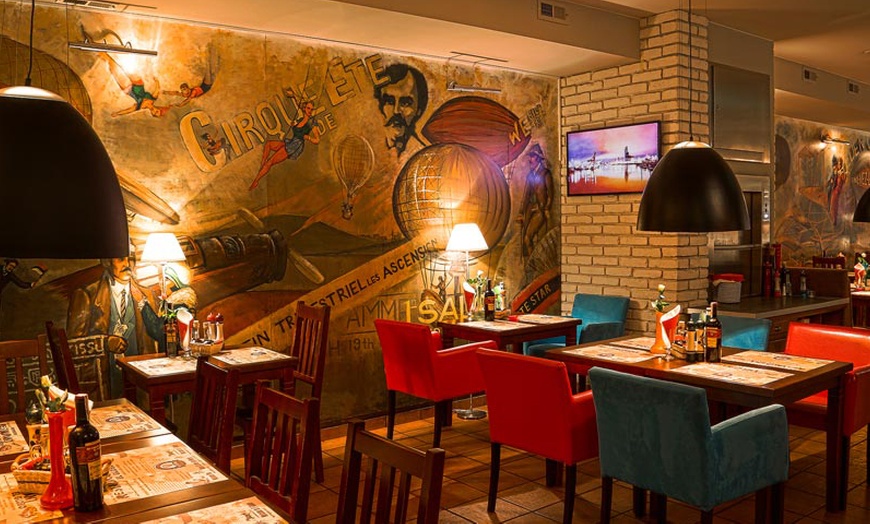 Image 9: Sycąca uczta z lampką wina w El Globo Restaurant & Pub (do 49% zniżki)