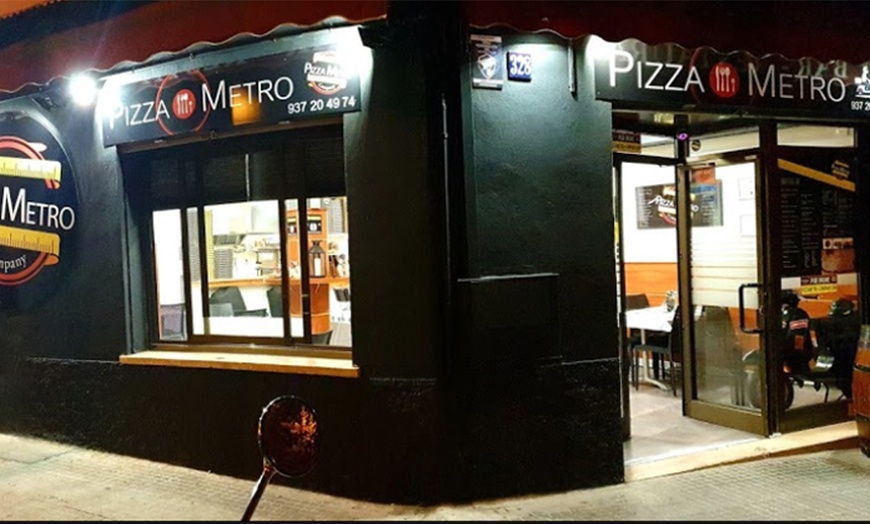 Image 3: Pizza al metro para 2 o 4 con entrante, postre y botella de vino